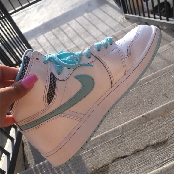 Jordan Shoes - Jordan 1 Retro High Whites Still Blue
